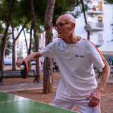 A venirci incontro � l�84enne Nicola Foggetti, il membro pi� anziano della comitiva, che ci raggiunge ai tavoli in t-shirt e pantaloncini sportivi
